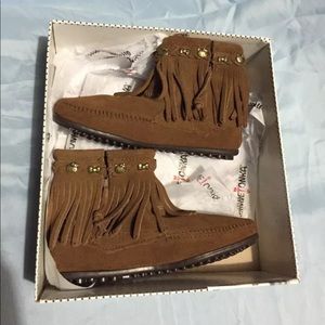 Minnetonka Hello Kitty Dusty Brown Boot Size 6